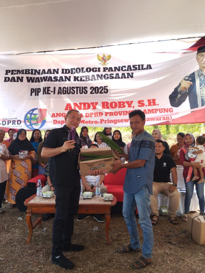 
					Bagikan Pupuk Cair, Begini Cara Unik Andy Roby Ajak Petani Terapkan Nilai Pancasila