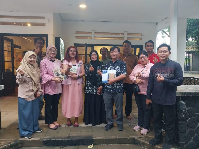 
					Kunjungi Cagar Budaya di Kota Metro, KITLV Jakarta Terima Sejumlah Koleksi Buku