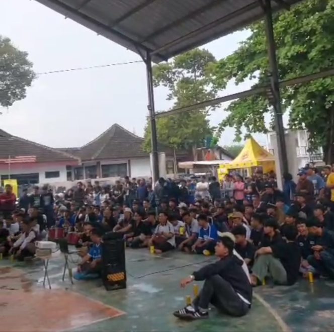 
					Ratusan Bobotoh Birukan Rumah Asisten Wedana